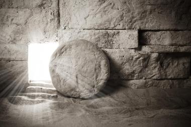 runder Stein vor viereckigem Loch in Mauer, durch das Licht fällt