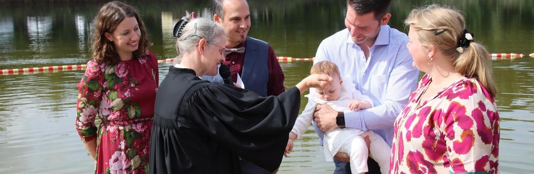 Pastorin Jansen tauft
