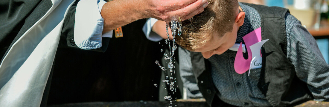 Jugendlicher wird getauft