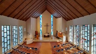 Der Innenraum der Dietrich-Bonhoeffer-Kirche in Schortens im Sommer 2025 vor dem Umbau