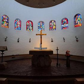 Altarraum der Kirche "Heilige Dreifaltigkeit" in Schortens