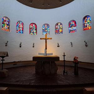 Altarraum der Kirche "Heilige Dreifaltigkeit" in Schortens