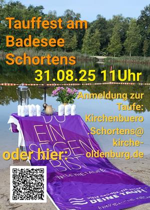Violettes Banner zum Tauffest am Badesee Schortens, Altar mit Kreuz und Kerzen, im Hintergrund der Badesee