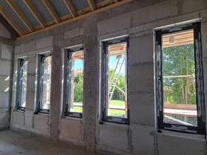 Rohbau Gemeindezentrum, am 30.4.25 wurden Fenster eingesetzt