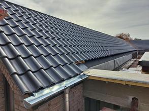 Neubau Kirchenbüro Schortens-Heidmühle: Das Dach wird gedeckt; die Nordseite ist schon fertig