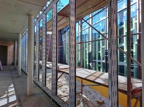 Rohbau Gemeindezentrum, am 30.4.25 wurden Fensterrahmen eingesetzt