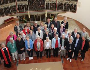 34 Jubilare feierten am 18.5.2025 ihr Konfirmationsjubiläum in der St. Stephanus-Kirche in Schortens; das Bild zeigt die Jubilare mit Pastorin Jansen vor dem Altar