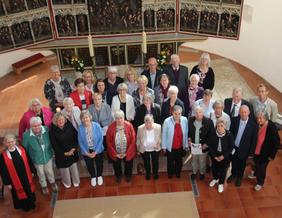 34 Jubilare feierten am 18.5.2025 ihr Konfirmationsjubiläum in der St. Stephanus-Kirche in Schortens; das Bild zeigt die Jubilare mit Pastorin Jansen vor dem Altar