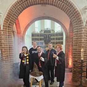 Verkleidete Menschen als Ron, Hermine und Harry Potter