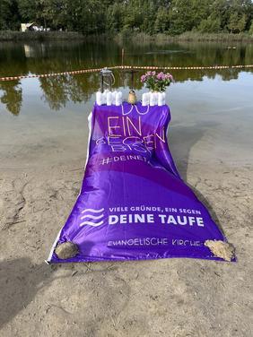 Tauffest Badesee See Altar lila Banner