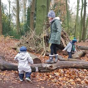 3 Kinder im Wald