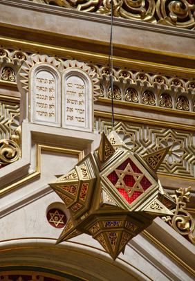 Gesetzestafeln und Ewiges Licht in Synagoge