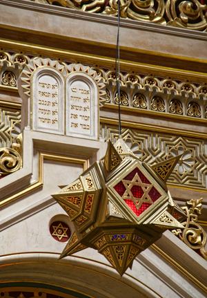 Gesetzestafeln und Ewiges Licht in Synagoge