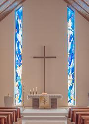 Buntglasfenster in der Dietrich-Bonhoeffer-Kirche