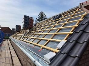 Neubau Kirchenbüro Schortens-Heidmühle: Das Dach wird gedeckt