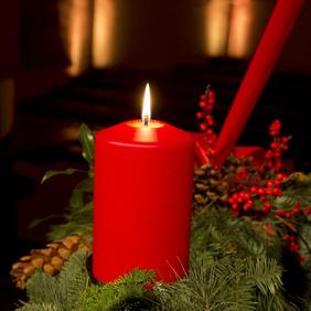 Adventskranzmit roten Kerzen.