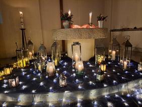 "Licht im Advent! - Viele Laternen und Kerzen vor dem Altar der Kirche Roffhausen